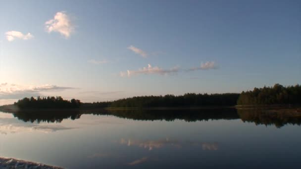 Спокійній воді на фоні узбережжя білого моря. — стокове відео