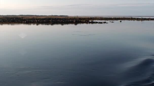 Eau calme sur fond de côte Mer Blanche .