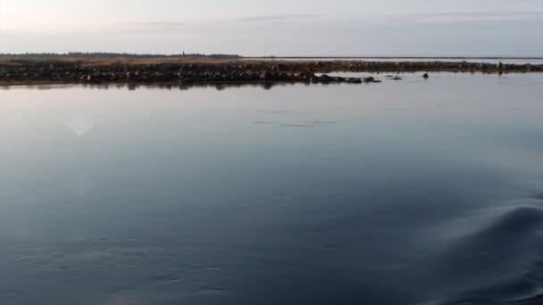 Spokojne wody na tle wybrzeża Morza Białego. — Wideo stockowe