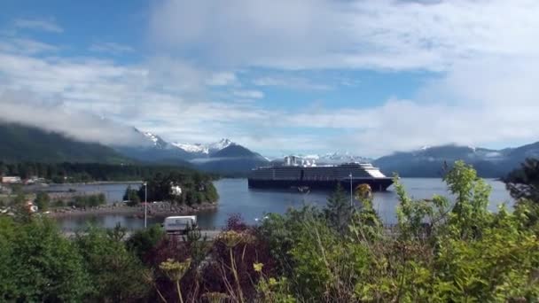 Enorma fartyg på lugnt vatten i Stilla havet på bakgrunden kustvägen i Sitka. — Stockvideo