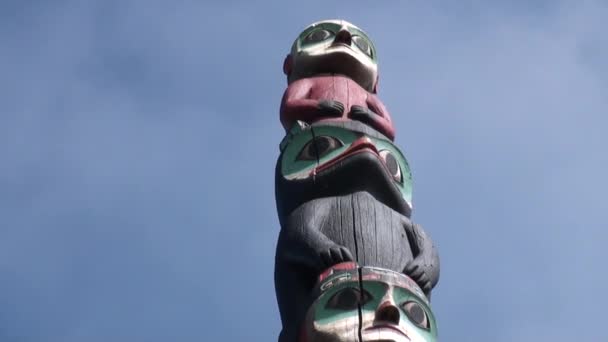 Totem pijler in Sitka. — Stockvideo