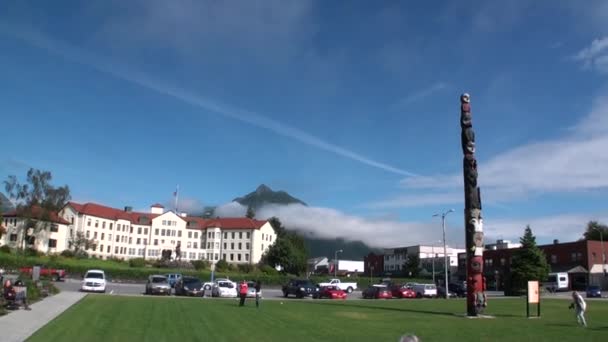 Totem pillar in Sitka. — Stock Video