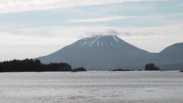 Arka planda dağlar ve Alaska'da sakin su dalgalar deniz manzara şaşırtıcı. — Stok video