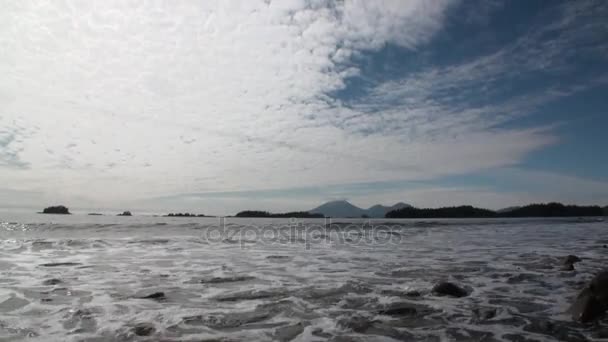 Paysage incroyable Vagues de mer sur fond de montagnes et d'eaux calmes en Alaska . — Video