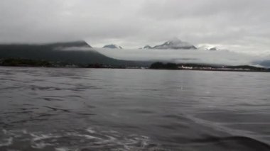 Alaska'da sulu yüzey zemin üzerine siste Dağları'nın eşsiz manzara.