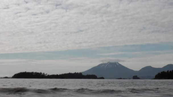 Stones on the coast of Pacific Ocean on background amazing landscapes in Alaska. — Stock Video