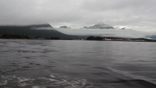 Unika landskap av berg i dimma på bakgrund av vattnig yta i Alaska. — Stockvideo