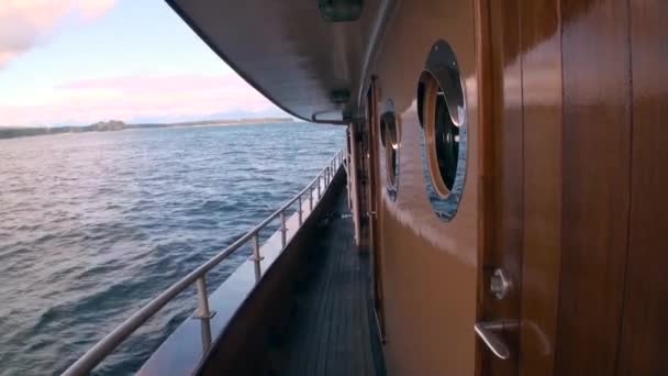 Paluba jachty na klidné vody Tichého oceánu na pozadí úžasné krajiny. — Stock video
