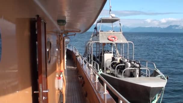 Ponte yacht su acque calme dell'Oceano Pacifico sullo sfondo paesaggi incredibili . — Video Stock