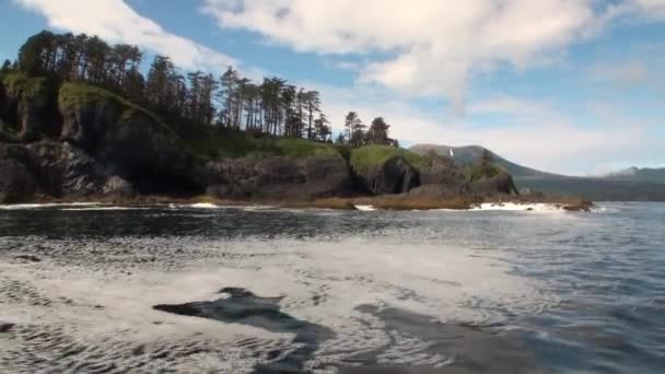 Unika landskap av berg på bakgrund av vattnig yta i Alaska. — Stockvideo