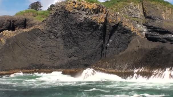 Unika landskap av berg på bakgrund av vattnig yta i Alaska. — Stockvideo