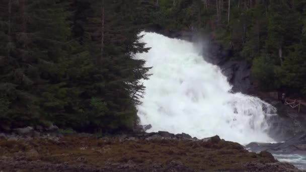 Egyedi táj a hegyi folyó vízesés háttér víz Alaszkában. — Stock videók