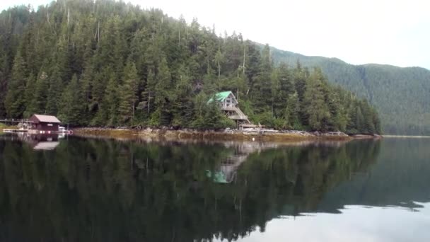 Amazing landscapes on calm water of Pacific on background mountains in Alaska. — Stock Video