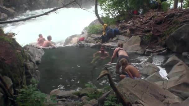 Persone sul fiume di montagna su sfondo paesaggi incredibili . — Video Stock