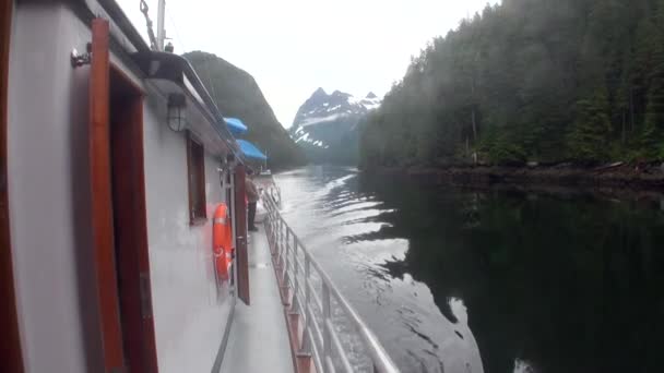 Yacht deck on calm water of Pacific Ocean on background amazing landscapes. — Stock Video