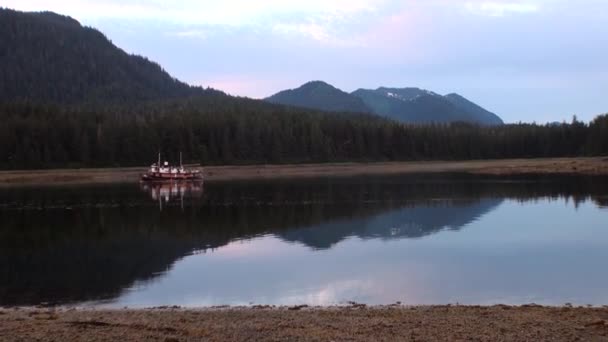 Boot op achtergrond van landschap kalme water van de Stille Oceaan in Alaska. — Stockvideo