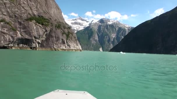 Дивовижні пейзажі на спокійній воді Тихого океану, на фоні гори на Алясці. — стокове відео