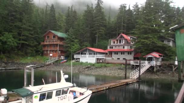 Yacht perahu dermaga di latar belakang lanskap air Samudera Pasifik di Alaska . — Stok Video