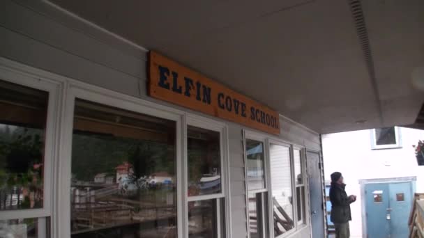 Elfin cove sekolah di Alaska . — Stok Video