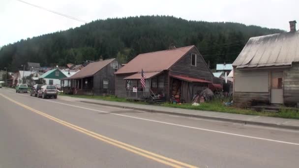 Maisons et route sur la côte de Sitka sur fond de paysages en Alaska . — Video