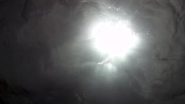 Güneş ışığı su alt görünümünde deniz yüzeyi ile.
