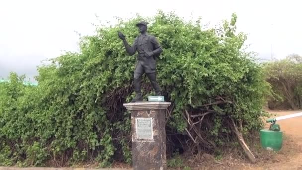 Monument på Galapagos. — Stockvideo