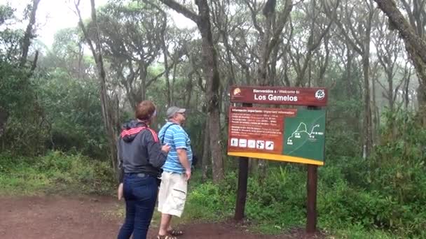 Turisté v blízkosti dávaného v Galapagos. — Stock video