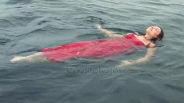 Ücretsiz dalgıç modeli Kızıldeniz suda Kırmızı elbiseli.