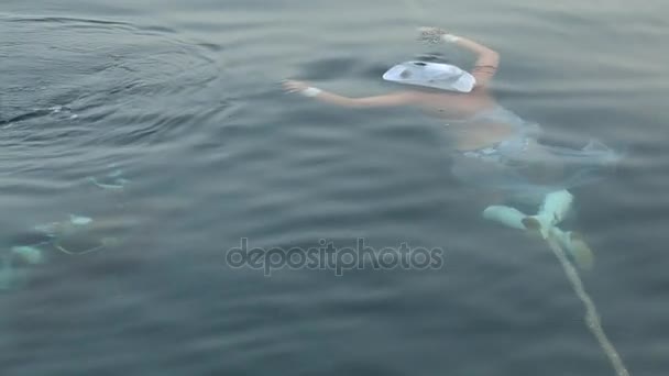 Model bez potápěče pod vodou v Rudém moři.