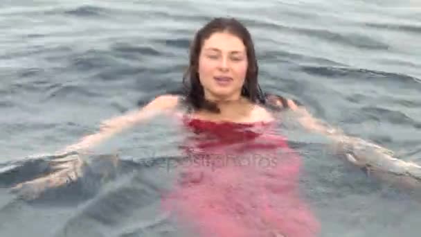 Volný potápěč model v červených šatech ve vodě v Rudém moři. — Stock video