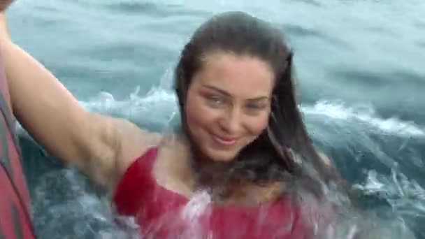 Modelo de buzo gratis en un vestido rojo en agua en el Mar Rojo . — Vídeo de stock