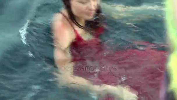 Modelo de buzo gratis en un vestido rojo en agua en el Mar Rojo . — Vídeos de Stock