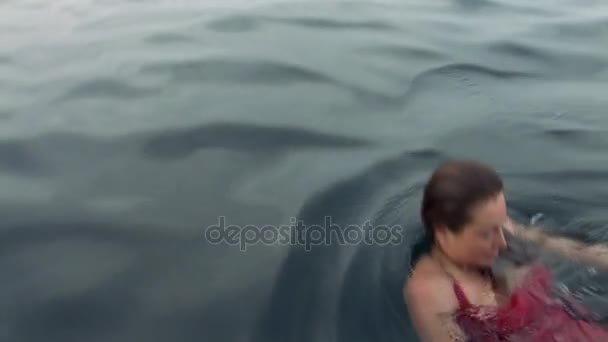 Modelo de buzo gratis en un vestido rojo en agua en el Mar Rojo . — Vídeo de stock