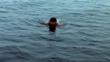 Kolların suyun altında Red Sea'deki/daki içine kadın dalgıç dalış.