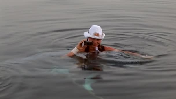 Modelo de buzo libre en el agua en el Mar Rojo . — Vídeo de stock