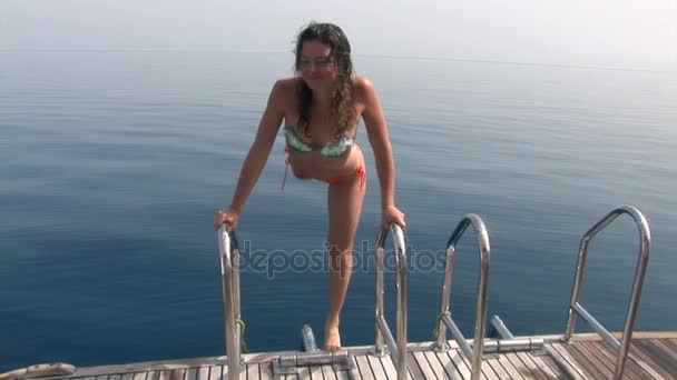 Meisje in een badpak op een schip in de buurt van water in de rode zee. — Stockvideo