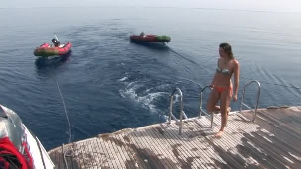 Girl in a bathing suit on a ship near water in Red Sea. — Stock Video