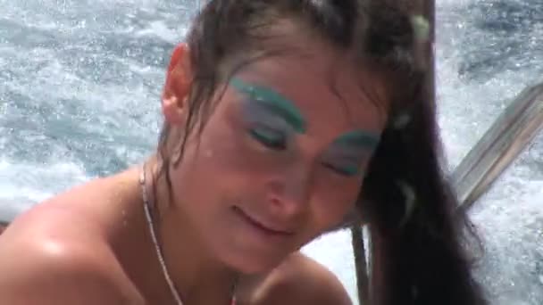 Model v kostým mořská panna na lodi u vody v Rudém moři. — Stock video