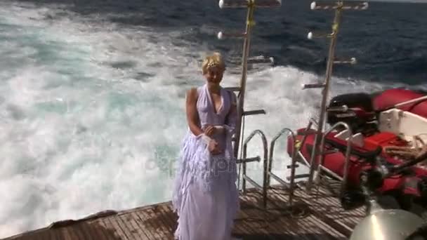 Modelo molhado no navio perto da água no Mar Vermelho . — Vídeo de Stock