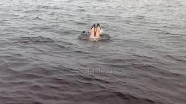 Mujer buceadora se sumerge en aletas bajo el agua en el Mar Rojo . — Vídeo de stock