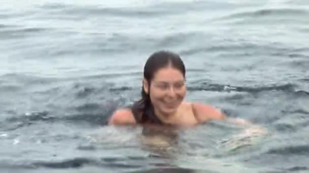 Vrouw duiker duikt in flippers onderwater in de rode zee. — Stockvideo