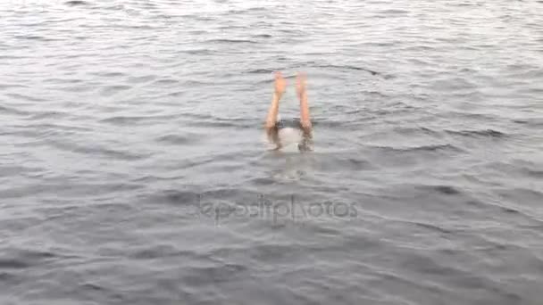 Mujer buceadora se sumerge en aletas bajo el agua en el Mar Rojo . — Vídeo de stock