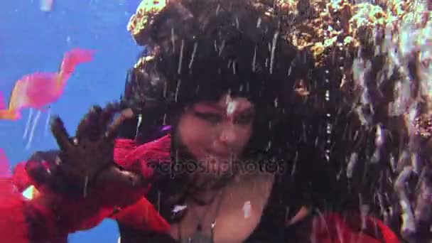 Giovane modella subacquea subacquea in costume rosso di pirata nel Mar Rosso . — Video Stock
