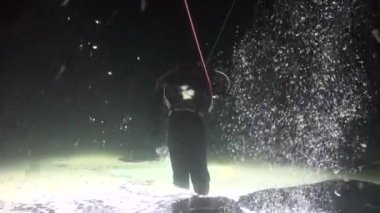 Beyaz deniz buz underwter üzerinde dalgıç gider.