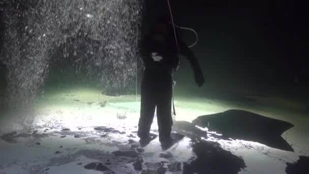 Mergulhador vai no subúrbio de gelo do Mar Branco . — Vídeo de Stock