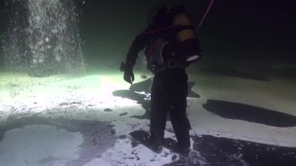 Дайвер йде на льоду underwter біле море. — стокове відео