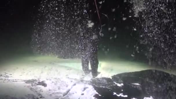 Duiker gaat op ijs underwter van witte zee. — Stockvideo