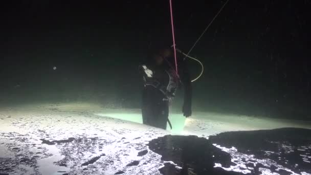 Exclusive trick diver on double bottom underwter in ice of White Sea. — Stock Video