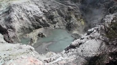 Yeni Zelanda toprak zemin üzerine sıcak su kaynakları Geysers su.