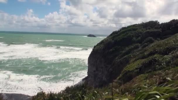 Seascape, háttérben a horizonton, felhők az égen, és a sziklák, Új-Zéland. — Stock videók